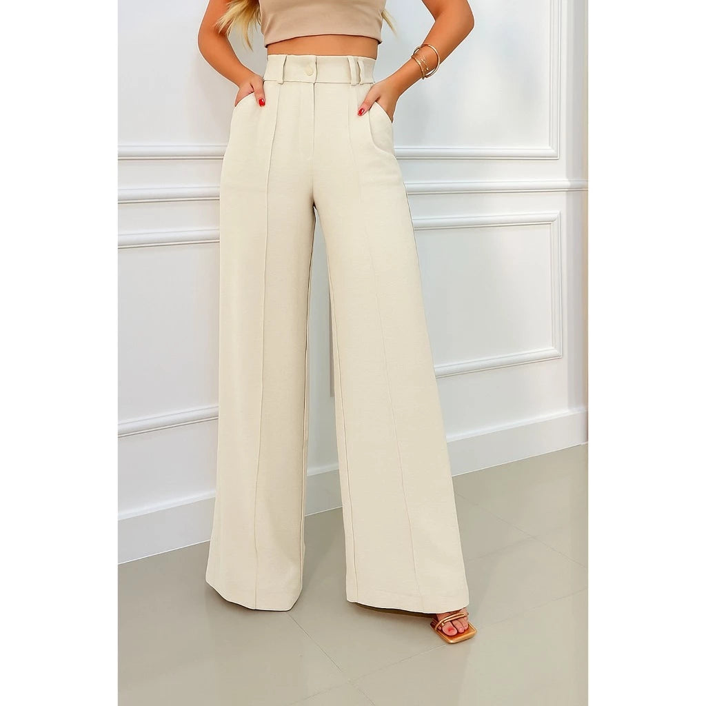 Modelo usando calça wide leg duna em evento social com scarpin