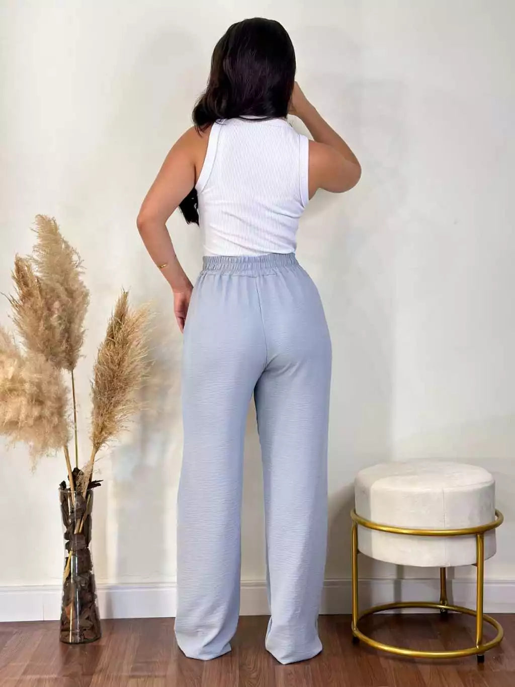 Calça pantalona Aurora cintura alta feminina em visão lateral