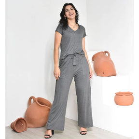 Conjunto Serena™ em Viscolycra com Calça Pantalona e Blusa Gola V - imagem 14