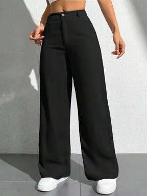 Modelagem alfaiataria da calça Milano wide leg em diferentes ângulos