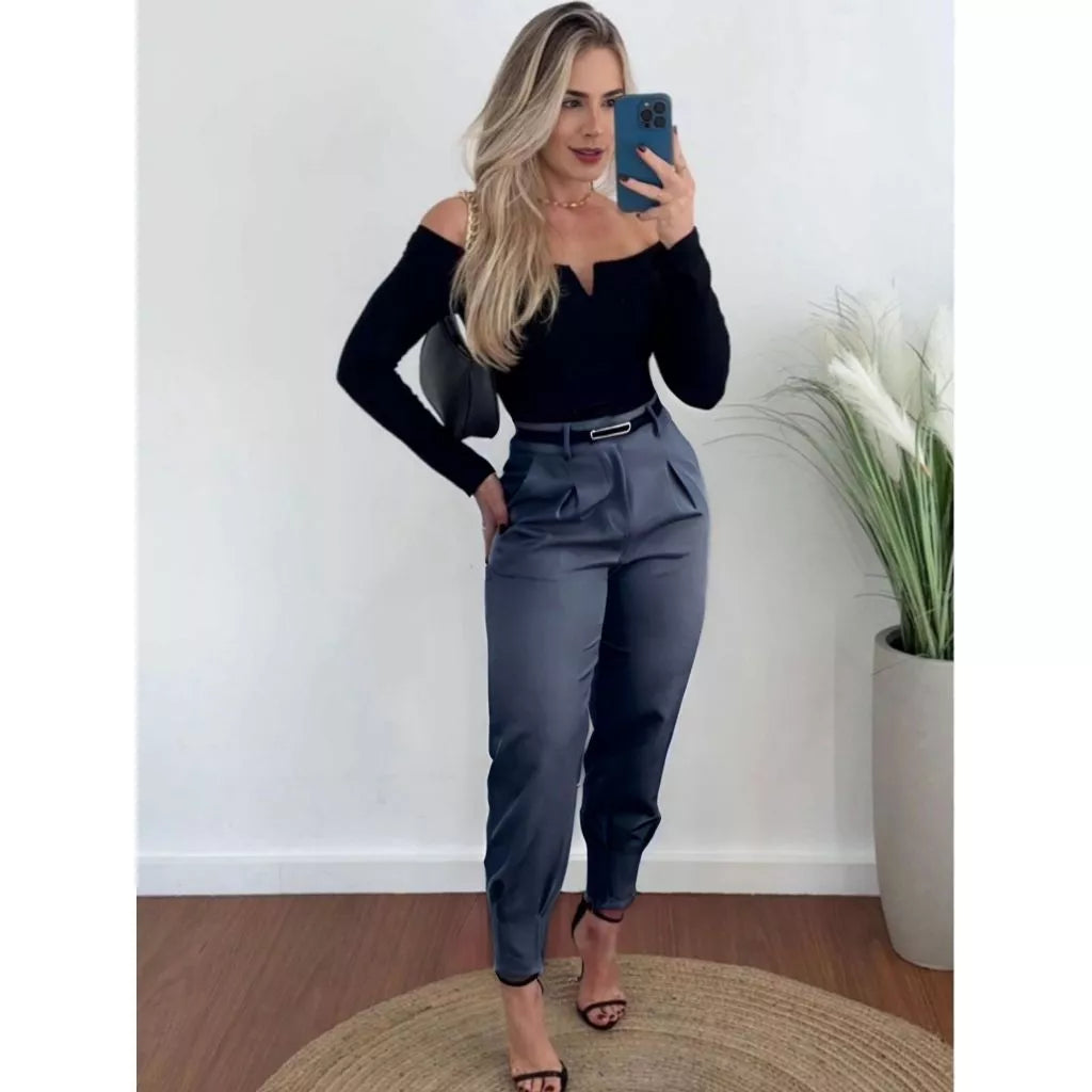 Calça alfaiataria feminina em look corporativo com blazer e camiseta básica