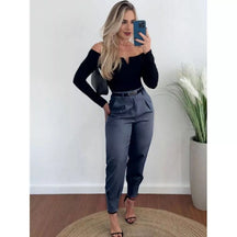 Calça alfaiataria feminina em look corporativo com blazer e camiseta básica